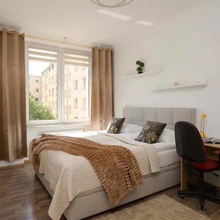 Spacious Family With Air Conditioning In Downtown By Renters ורשה