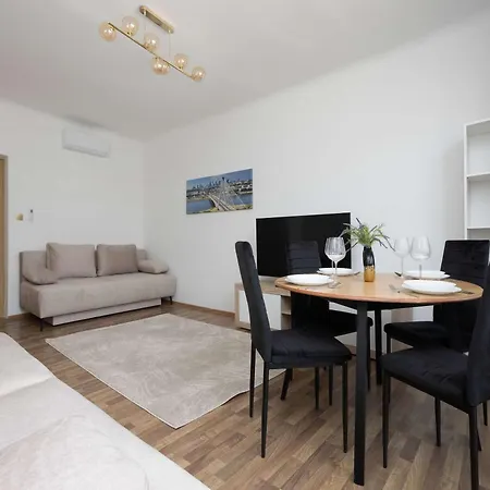 Spacious Family With Air Conditioning In Downtown By Renters *
