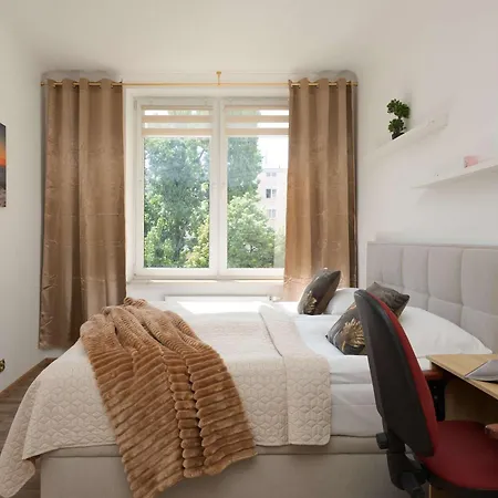 Spacious Family With Air Conditioning In Downtown By Renters דירה *